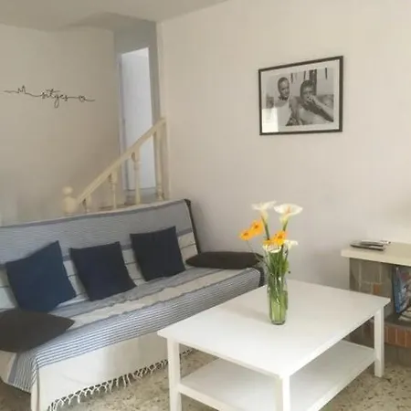 펜션 Casa Del Bosque Con Piscina En Sitges 산트 페레 데 리베스