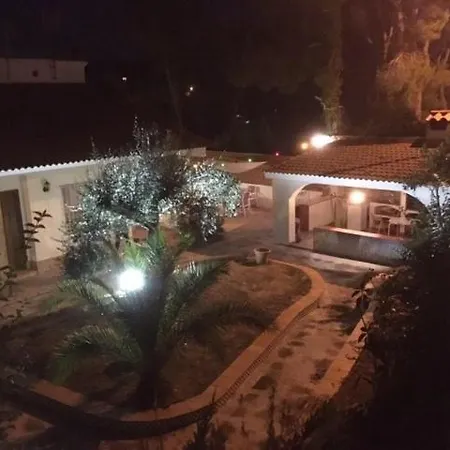 Casa Del Bosque Con Piscina En Sitges 펜션 *